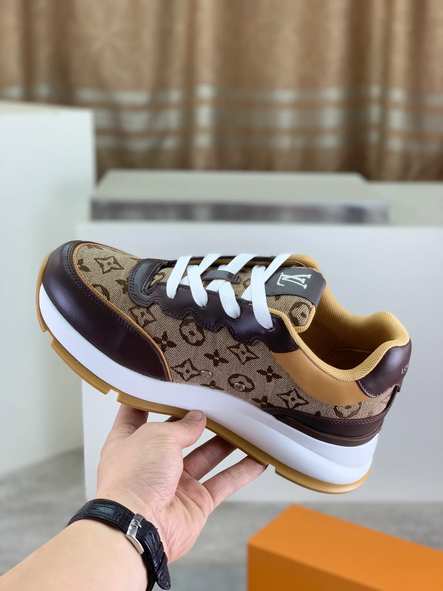Factory price P700 💶 Top version [LOUIS VUITTON] Couple 🧑‍🤝‍🧑 Craftsman style Counter series (original order) New style 🍀LV Louis Vuitton - top version LV classic high-top trendy shoes! Made of imported original craft calfskin, original breathable lining, and original wear-resistant, lightweight, high-end TPU outsole! High quality products! 3️⃣ colors available, size: male 39-44 (45 46 customized)